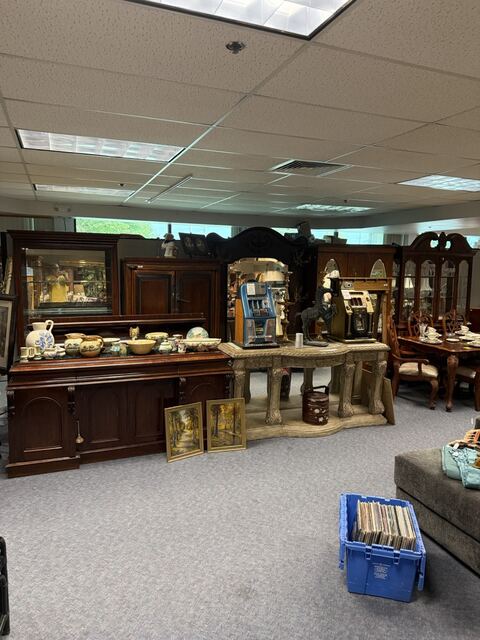 Estate sale merchandise photograph 6