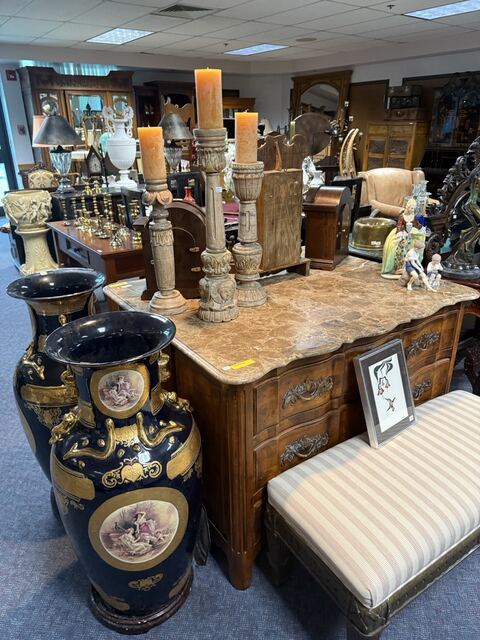 Estate sale merchandise photograph 12