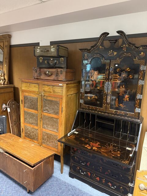 Estate sale merchandise photograph 17