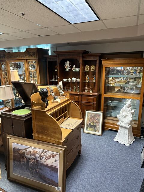 Estate sale merchandise photograph 18