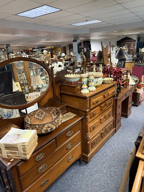 Estate sale merchandise photograph 19
