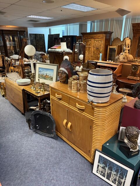 Estate sale merchandise photograph 22