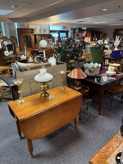Estate sale merchandise photograph 25