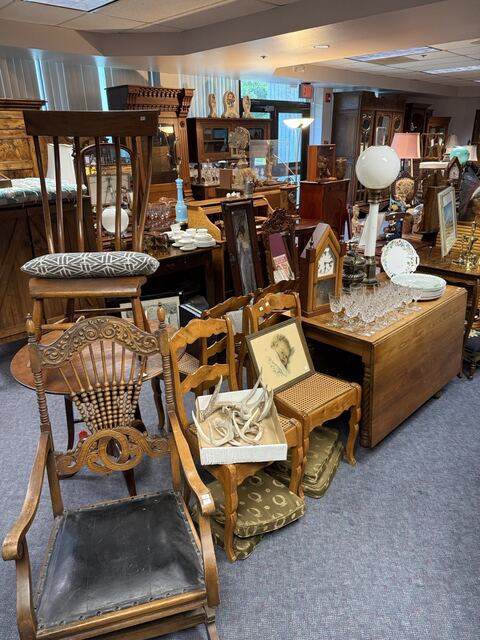 Estate sale merchandise photograph 26