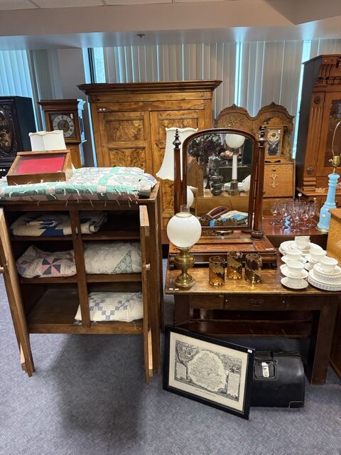 Estate sale merchandise photograph 27