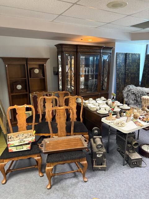 Estate sale merchandise photograph 28