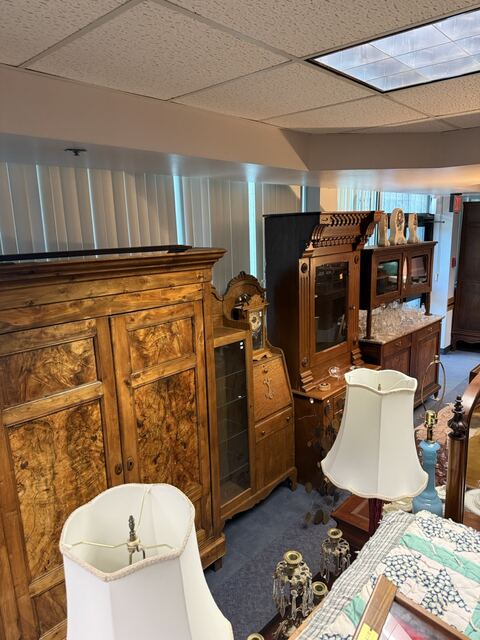 Estate sale merchandise photograph 30