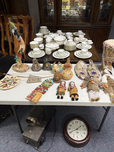 Estate sale merchandise photograph 31