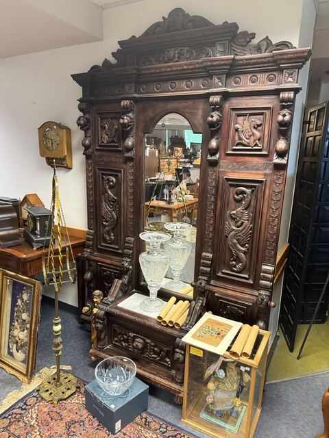 Estate sale merchandise photograph 32