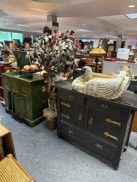 Estate sale merchandise photograph 33