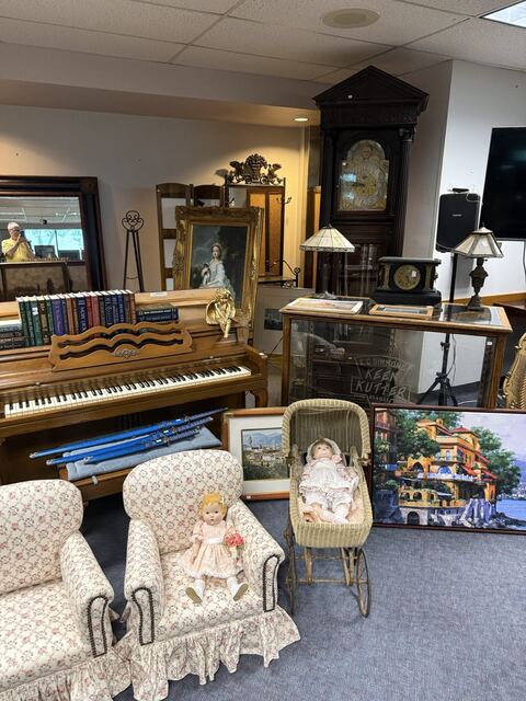 Estate sale merchandise photograph 35