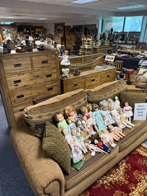 Estate sale merchandise photograph 38