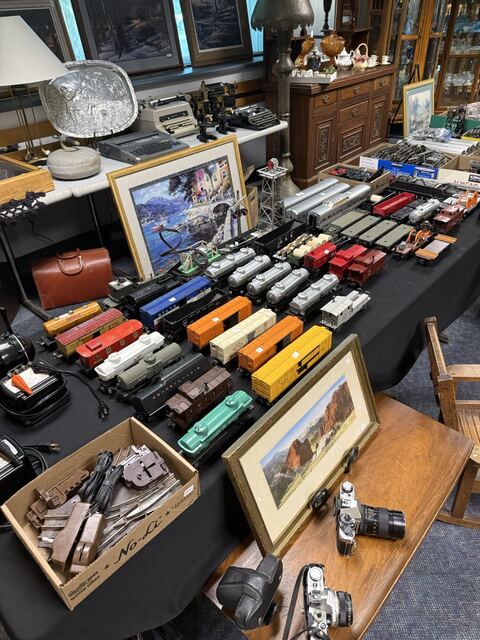 Estate sale merchandise photograph 41