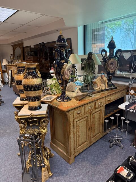 Estate sale merchandise photograph 42