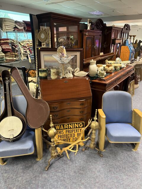 Estate sale merchandise photograph 48