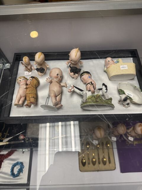 Estate sale merchandise photograph 50