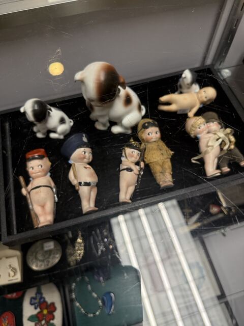 Estate sale merchandise photograph 51