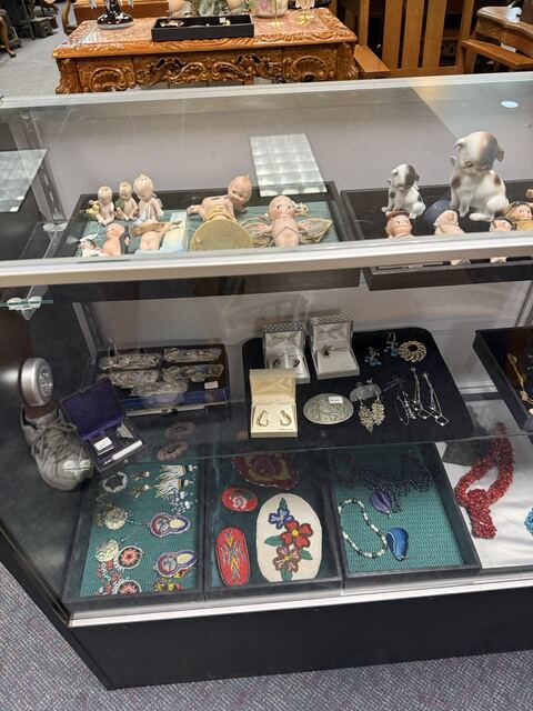 Estate sale merchandise photograph 52