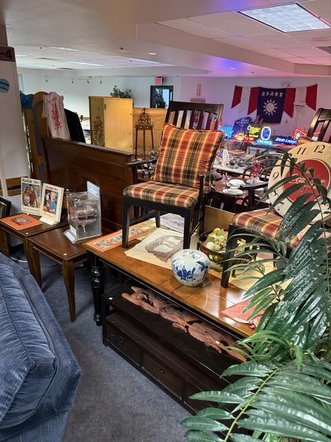 Estate sale merchandise photograph 68