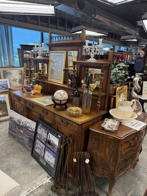Estate sale merchandise photograph 87