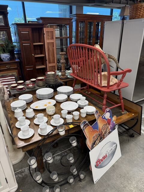 Estate sale merchandise photograph 89