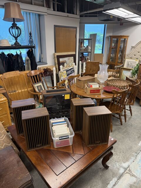 Estate sale merchandise photograph 91