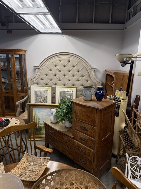 Estate sale merchandise photograph 92