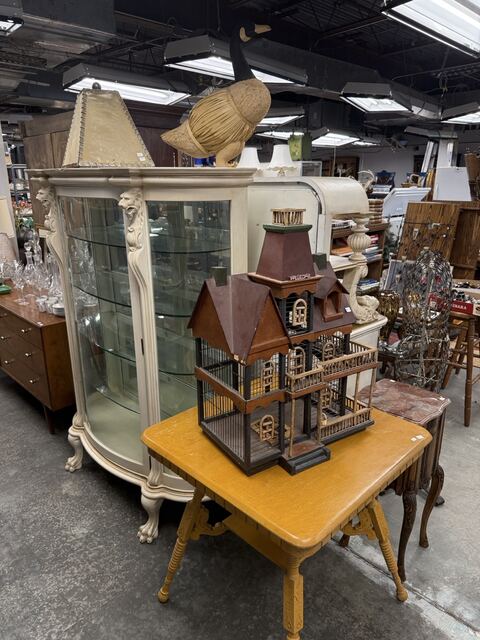Estate sale merchandise photograph 95