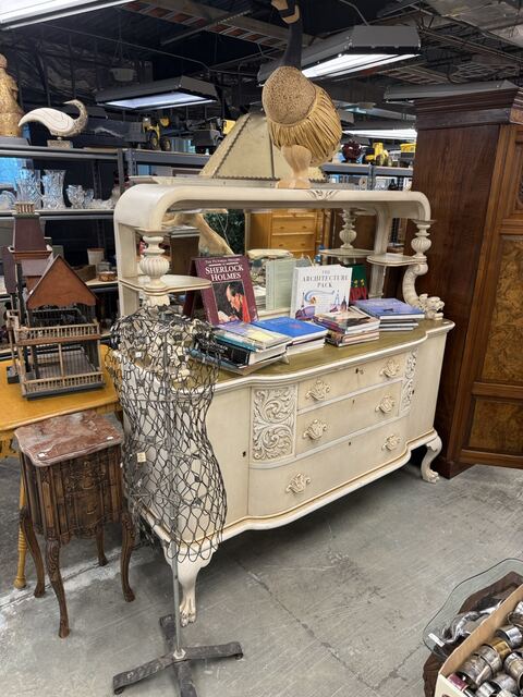 Estate sale merchandise photograph 96