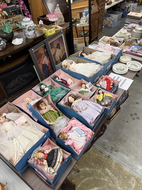 Estate sale merchandise photograph 98