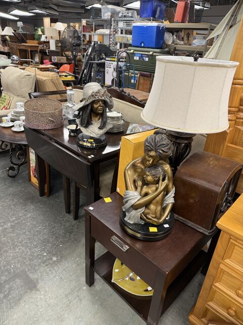 Estate sale merchandise photograph 99