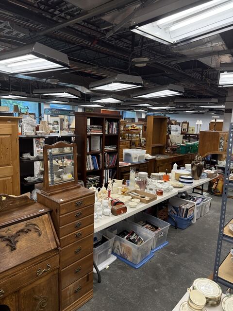 Estate sale merchandise photograph 101