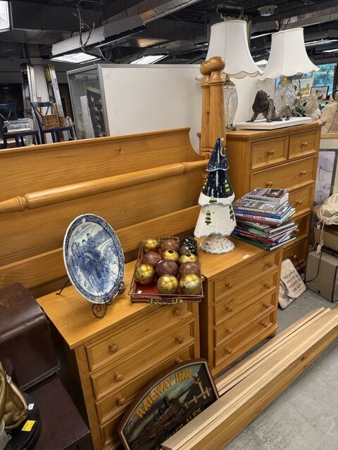 Estate sale merchandise photograph 102