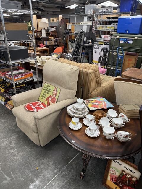 Estate sale merchandise photograph 103