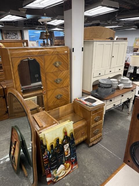 Estate sale merchandise photograph 105