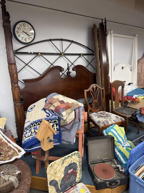 Estate sale merchandise photograph 107