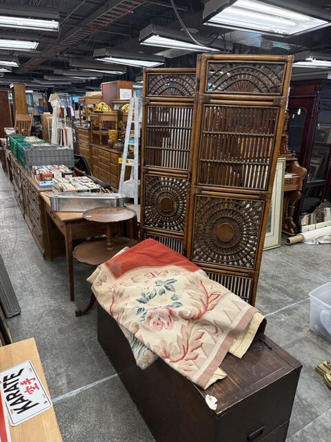 Estate sale merchandise photograph 108