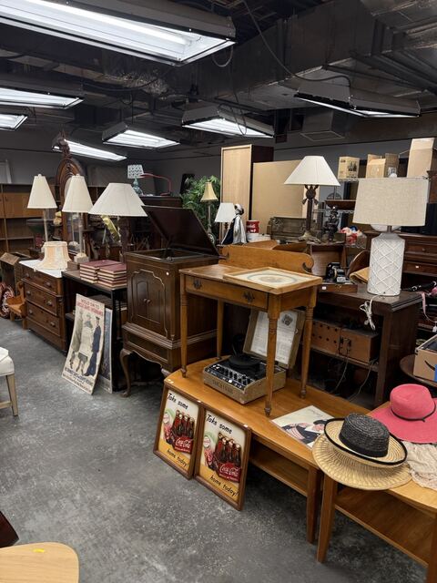 Estate sale merchandise photograph 117