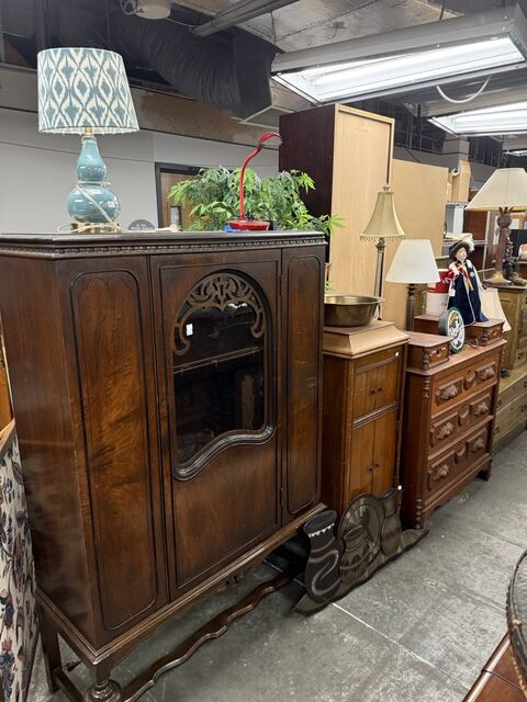 Estate sale merchandise photograph 119