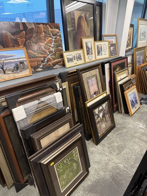 Estate sale merchandise photograph 124