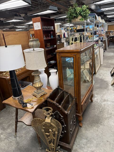 Estate sale merchandise photograph 125