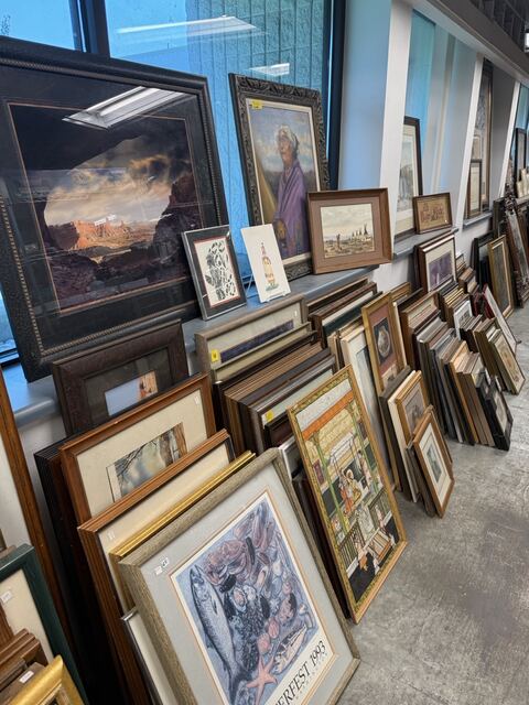 Estate sale merchandise photograph 126
