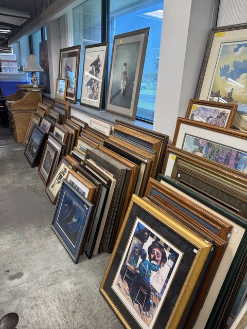 Estate sale merchandise photograph 127