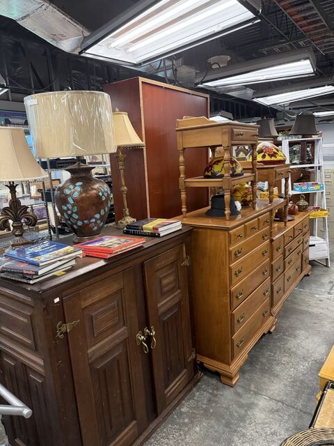 Estate sale merchandise photograph 129